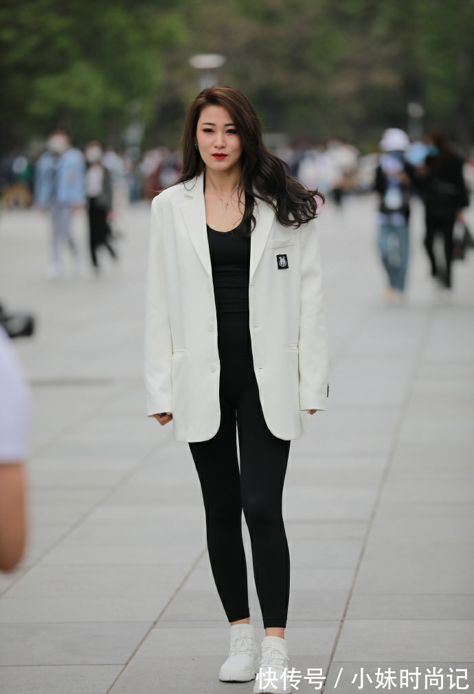 健美裤|解决初秋穿搭问题，选择小西装搭配“紧身裤”，既随性又好看