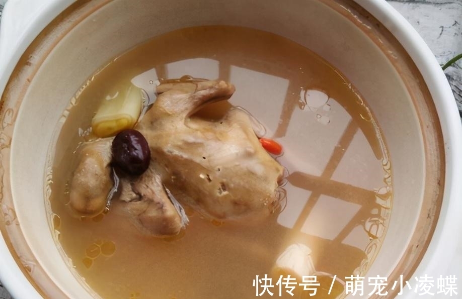 一鸽胜九鸡,冬日炖一碗鸽子汤,汤鲜肉嫩不腥,这样做营养更滋补