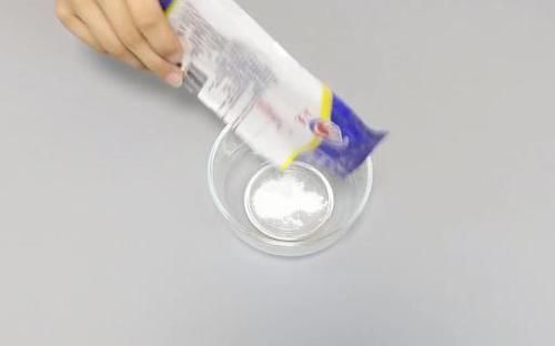 每次洗衣服时滴一滴它,不用搓就能干净如新,可惜知道的人不多