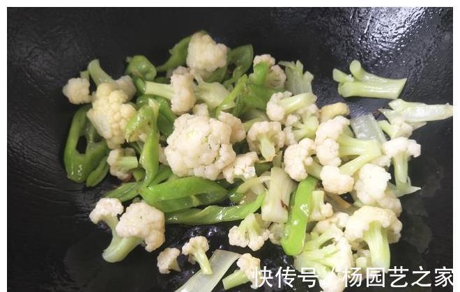 下饭|西红柿新吃法,加入菜花和辣椒,香辣下饭,吃的汤都不剩