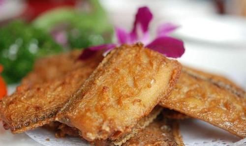 炸带鱼时，炸带鱼切记不可直接下锅炸，应该牢记以下三个诀窍，这样才能炸出金黄酥脆还不腥的带鱼