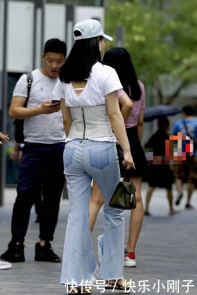 潇洒的宽腿紧身牛仔裤束腰,很有特点