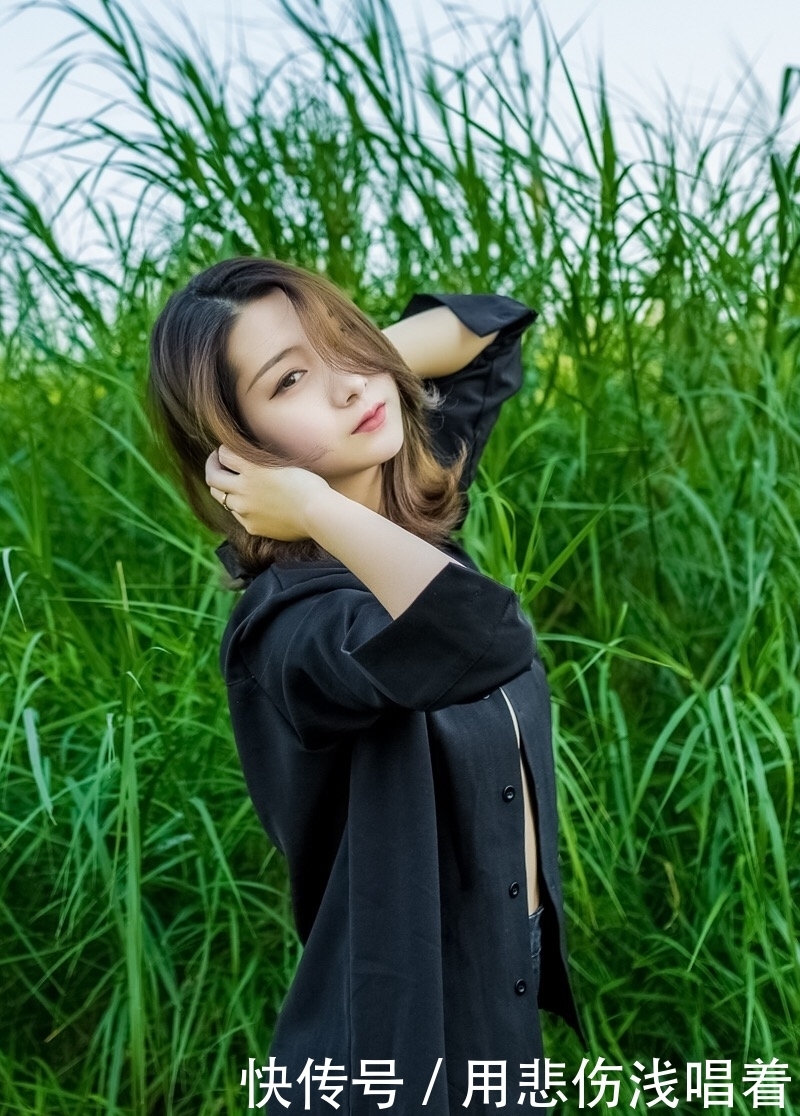 衬衣了结身材难题,小姐姐有些大胆,这正是绿绿草原