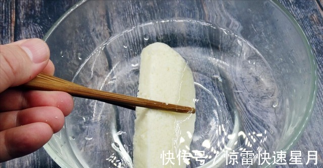 炸馒头片,不要只会裹蛋液,要想外酥里嫩不吸油,还需多放1味料!