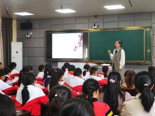 985大学生毕业后去当幼儿园老师，算不算人才的浪费？