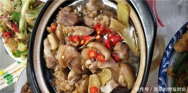  上桌|老公请发小来家里玩，我顶着高温下厨招待，上桌后觉得倍有面子！