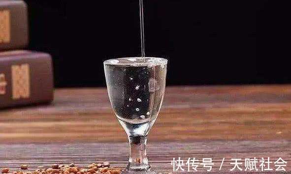 心脑血管|男性每天喝杯“白酒”,不出半月,3件好事可能会慢慢“靠近你”