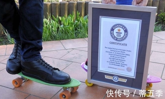 男孩 德国16岁男孩脚穿57码鞋创下吉尼斯世界纪录