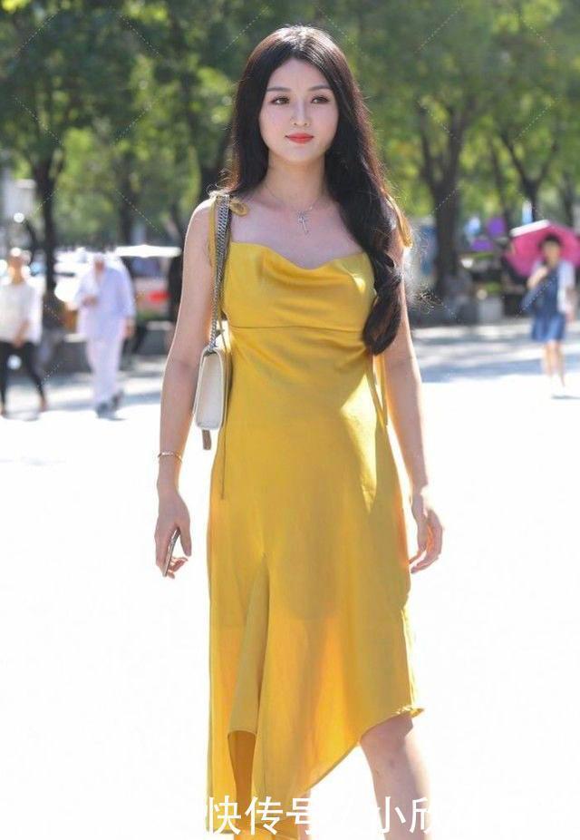 大方|蛋黄色低领连衣裙搭配尖头高跟鞋,俏皮可爱,自信大方