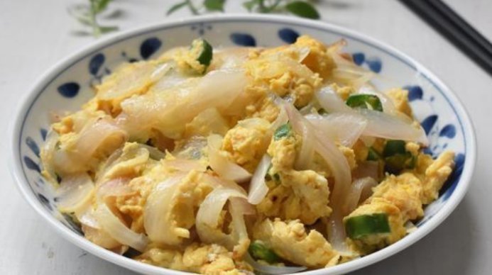  鸡蛋|炒洋葱时加“一宝”，每天炒一盘，赶走癌细胞，血管也通畅了