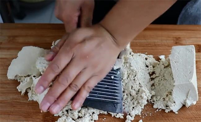 炸丸子有人放淀粉,有人放面粉,都不对,教你正确做法,太香了