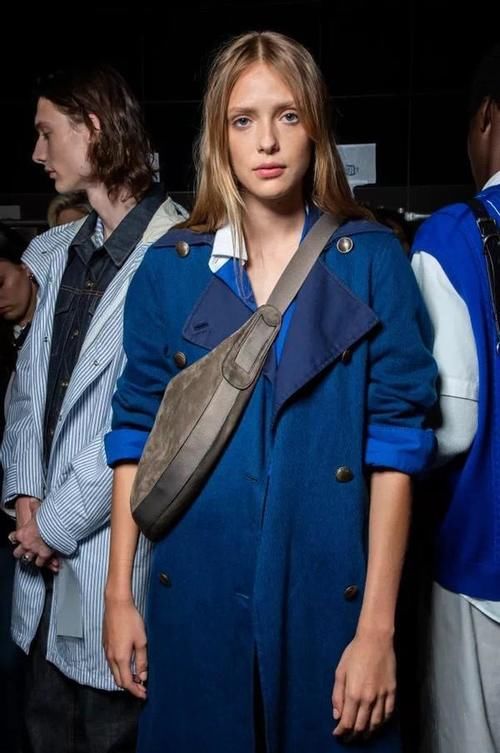 春天，风衣就买这3个“显白色”，高级不说还减龄，照着穿就好