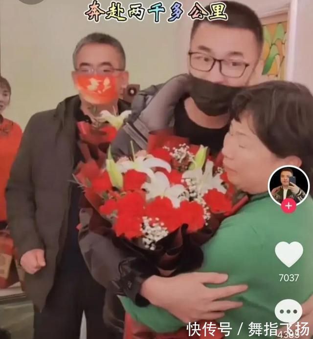 孟郊#杜新枝风风火火闯九江,回河南受粉丝隆重欢迎:送花送温暖送怀抱