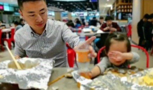 暖心|萌娃“掩耳盗铃”式偷喝饮料走红,一旁奶爸宠溺的眼神超暖心