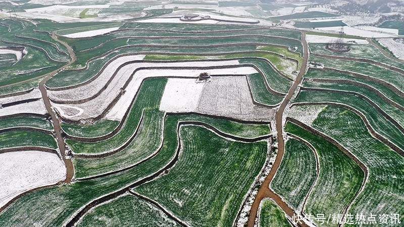 湖北丹江口万亩梯田春雪飘落