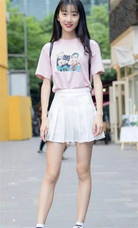 美女|长发披肩的美女,身材苗条有致,好像美腿也太细了