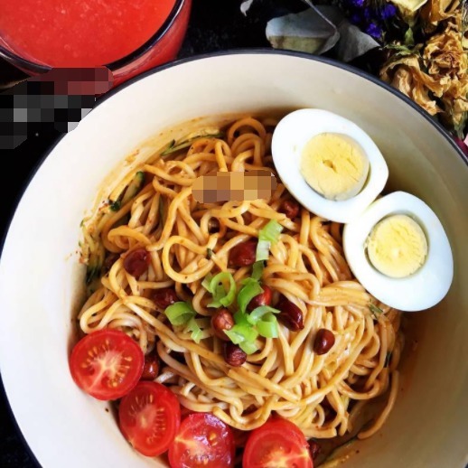 葱油麻酱凉面，好吃方便，劲道十足，一碗下肚，倍感幸福！