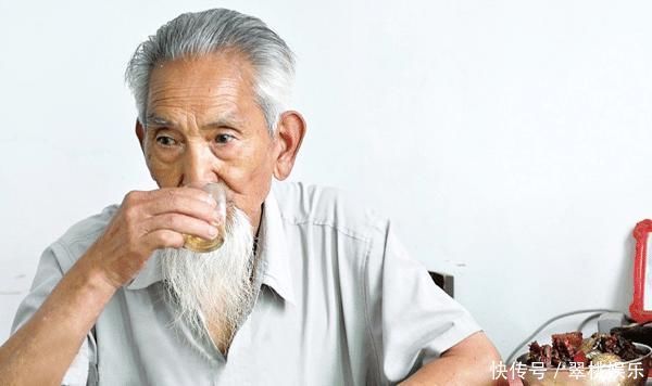 99岁老人烟酒不忌，荤素不论，但有个习惯一坚持就是70年