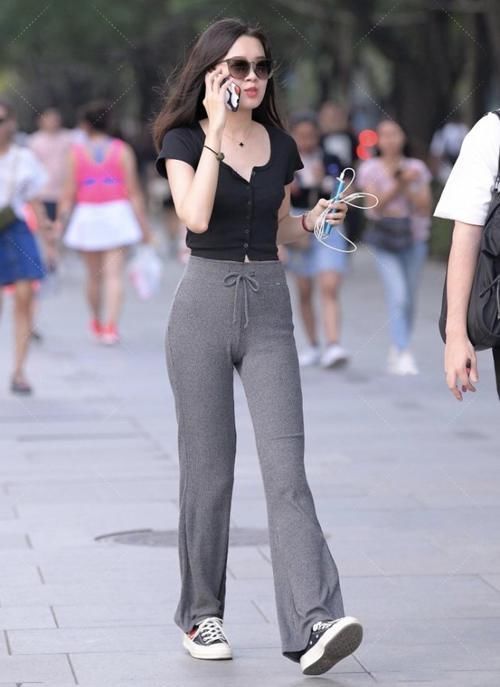 黑色低领上衣搭配喇叭裤精致干练,走在街上大长腿各位吸引眼球