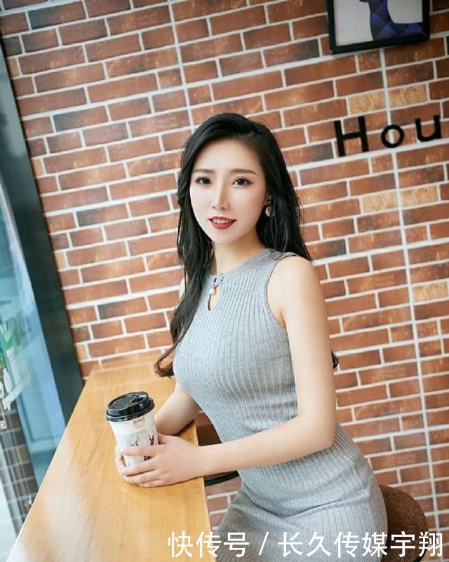 大姐姐别致的针织裙,既简单又时尚,一件解决穿搭烦恼