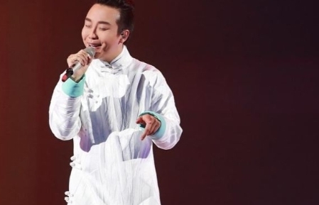 舞台|成了国民骄傲,藏了14年的李玉刚,离开舞台现出原形,究竟为何?