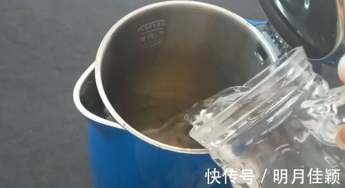 回家|赶紧在水壶里撒一勺盐，没想到作用这么大，看完回家试一试