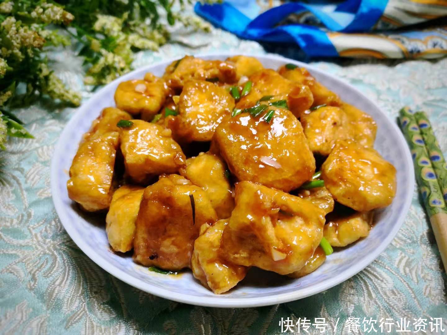 块钱|酱汁油豆腐,这菜我家隔几天做一回,2块钱炒一大盘,比肉还好吃