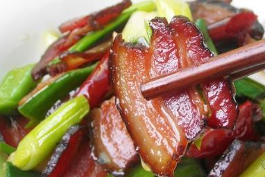 炒腊肉时，别直接下锅炒！大厨教你这2招，腊肉咸香美味，好吃！