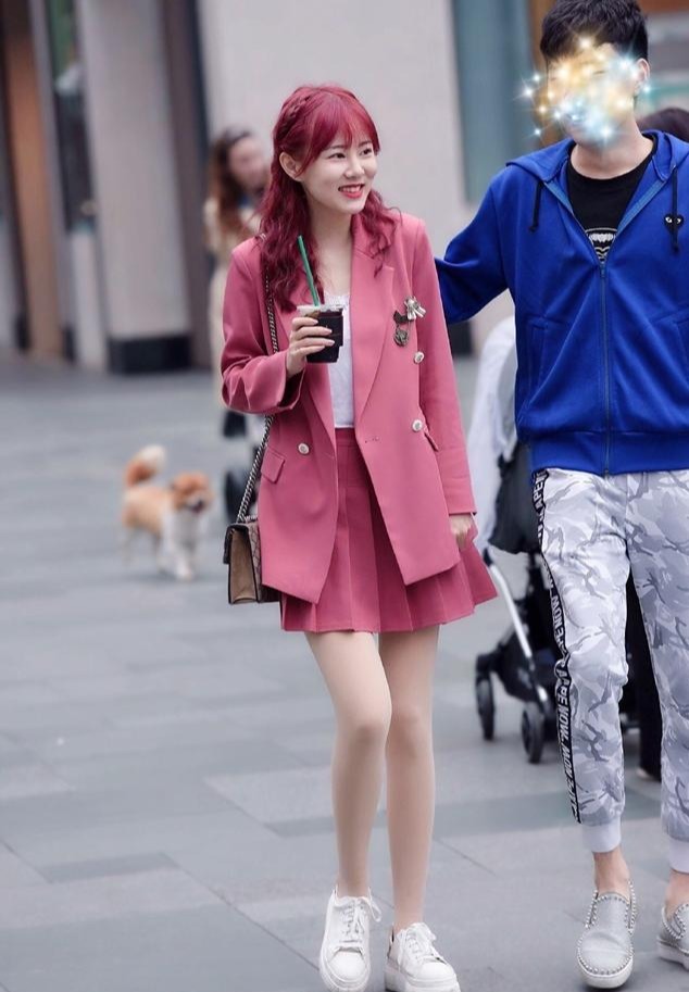 街拍:选用色彩亮丽时尚的穿搭,轻松演绎青春浪漫造型美感