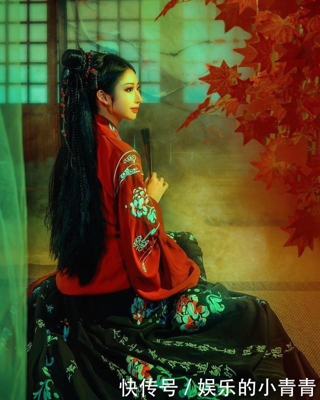 最近火了一种“阴间”汉服,穿上就可以拍鬼片,很像黑山老妖