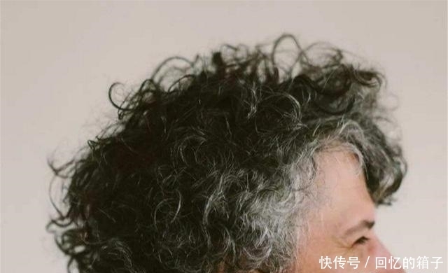 毛囊中|白头发越拔越多?可能和你想的不一样,做好3件事,黑发长出来