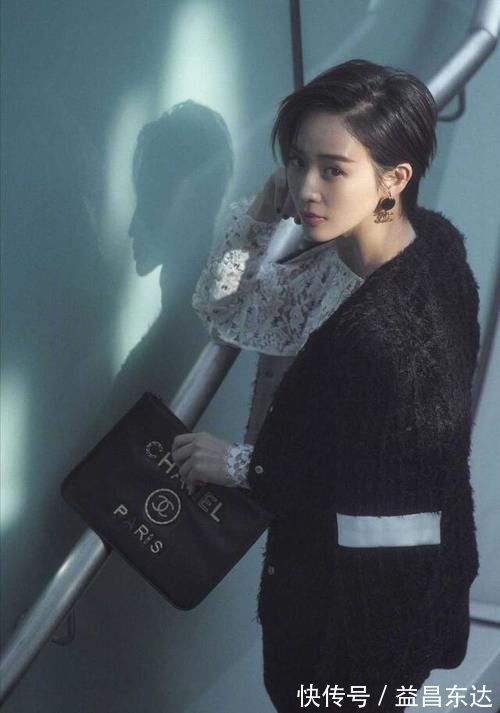 造型|姐姐黑丝造型太惊艳,配小香风外套+短裤,短发仍然是万人迷