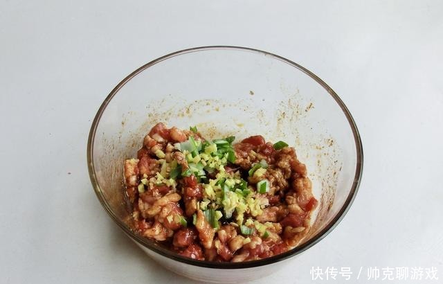 蒸包子时，记得不要只加酵母，面里加2样，包子又白又软又香又甜