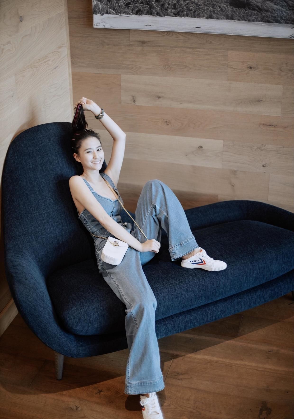 千金|何超莲不愧是千金，穿白T恤搭配彩色短裙高级时髦，女神范十足