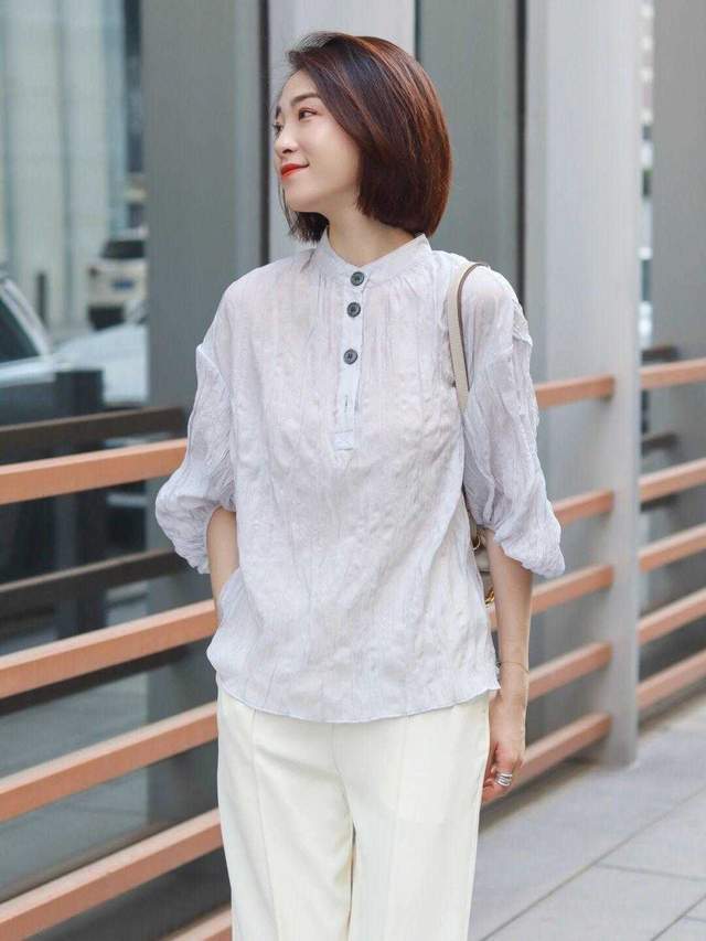 小蛮腰|花哨衬衫过时了,今秋流行“白衬衫+烟管裤”,配上低跟鞋超好看