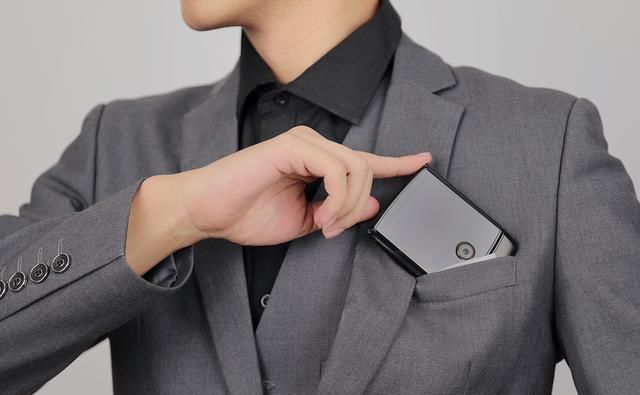 曝光|摩托罗拉情怀之作,MotorolaRazr二代渲染图曝光,外观更圆润