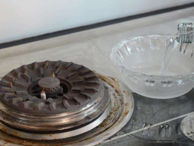 家家户户|白醋不仅仅可以喝，白醋倒在煤气灶上，太厉害了，家家户户用的到