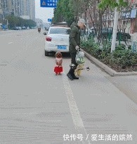 |搞笑GIF:我不想跳舞,非要天天拉着我来,真没意思