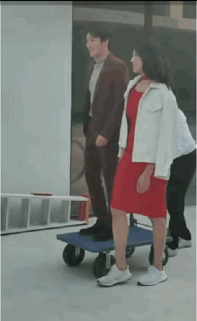 刘晓彤|太逗!女排1米88刘晏含拍电影,男演员比她矮,站车上才能并肩走