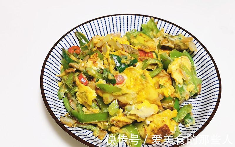 三口人晚餐两菜一汤,虽没有肉食,没有面食,但一家人吃得饱饱的