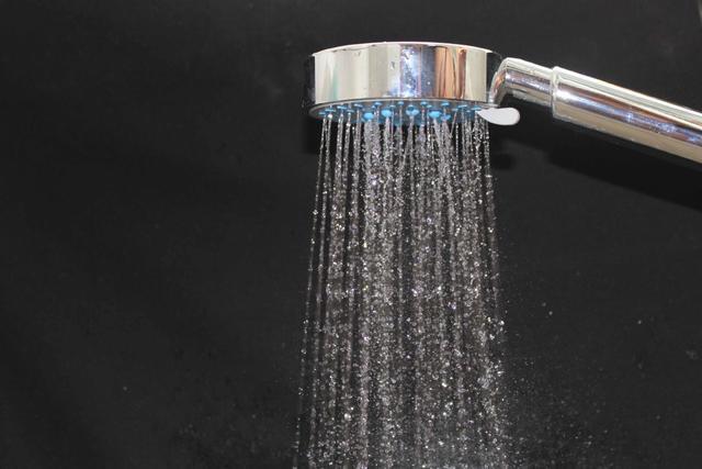 家长|孩子被烫伤后,是先脱衣服还是先冲冷水家长一定要提前知道