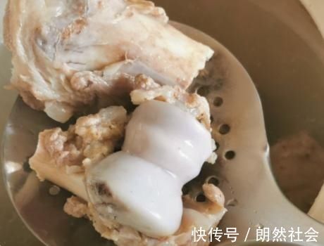 汤香浓奶|炖大骨汤时,牢记“1做2不放”,骨头汤香浓奶白味道香,无腥味