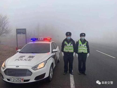 阜新交警:大年初一我在岗 雾锁煤城交警忙