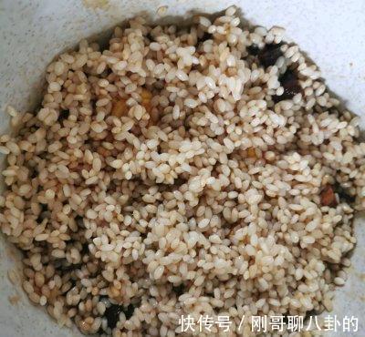 香菇|分享一道板栗糯米鸡，好吃到停不下筷子