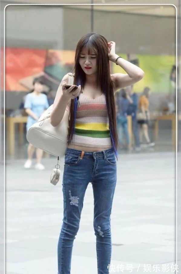 牛仔裤 牛仔裤已经不兴搭白T,换上这件“彩虹衫”,你就是街上最靓的仔