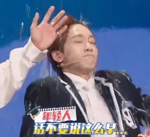 明星淋水暴露真实状态，蔡徐坤没变化，宋亚轩这肤色认真的？