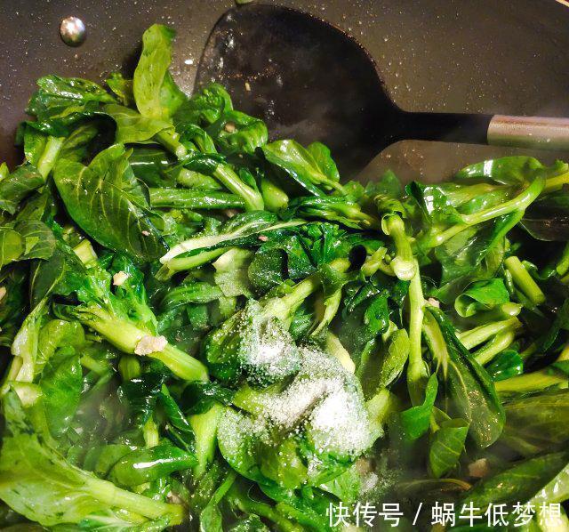 己在家里|炒青菜总发黑不爽脆?教你这三招,无论炒什么青菜都好吃不发黑!