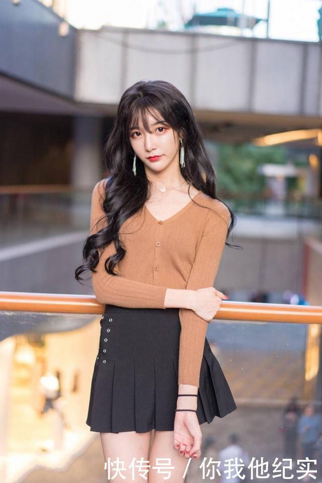 搭配|灰色百褶连衣裙,搭配针织小外套,简约又时尚