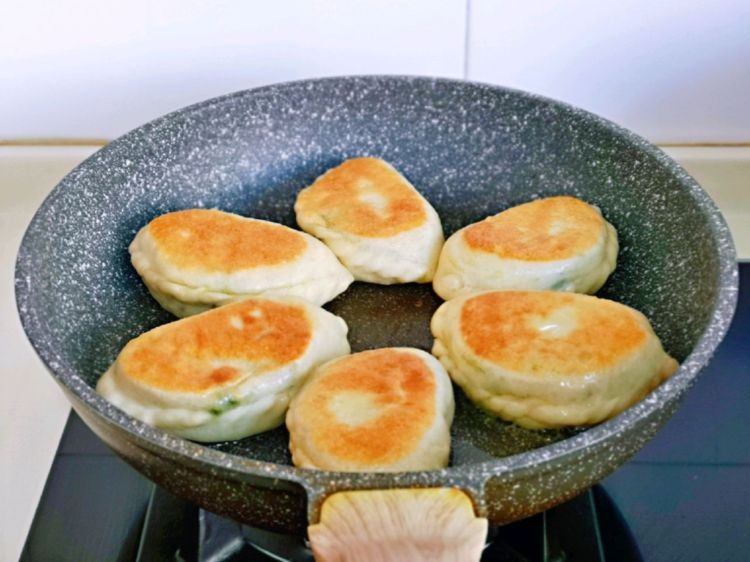 做韭菜盒子的时候加点虾皮和香干,味道太鲜美了,真过瘾