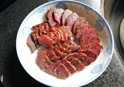 这天在娘家吃饭,妈妈做了一桌子菜,一家团聚,合家欢乐